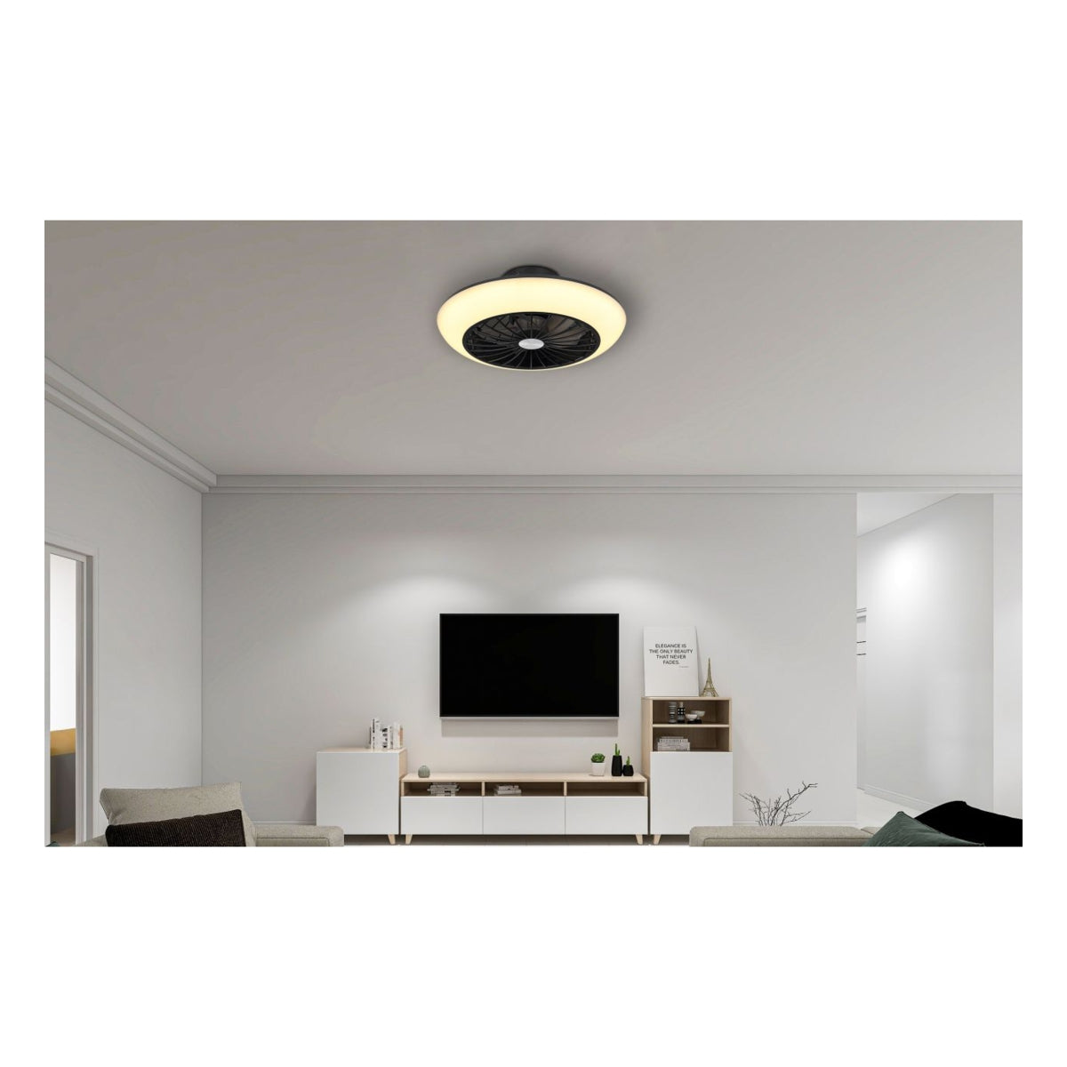 Plafondaanzicht van een moderne plafondventilator met geïntegreerde LED-verlichting, gemonteerd in een minimalistisch ingerichte woonkamer met witte muren en een wandmeubel met tv.