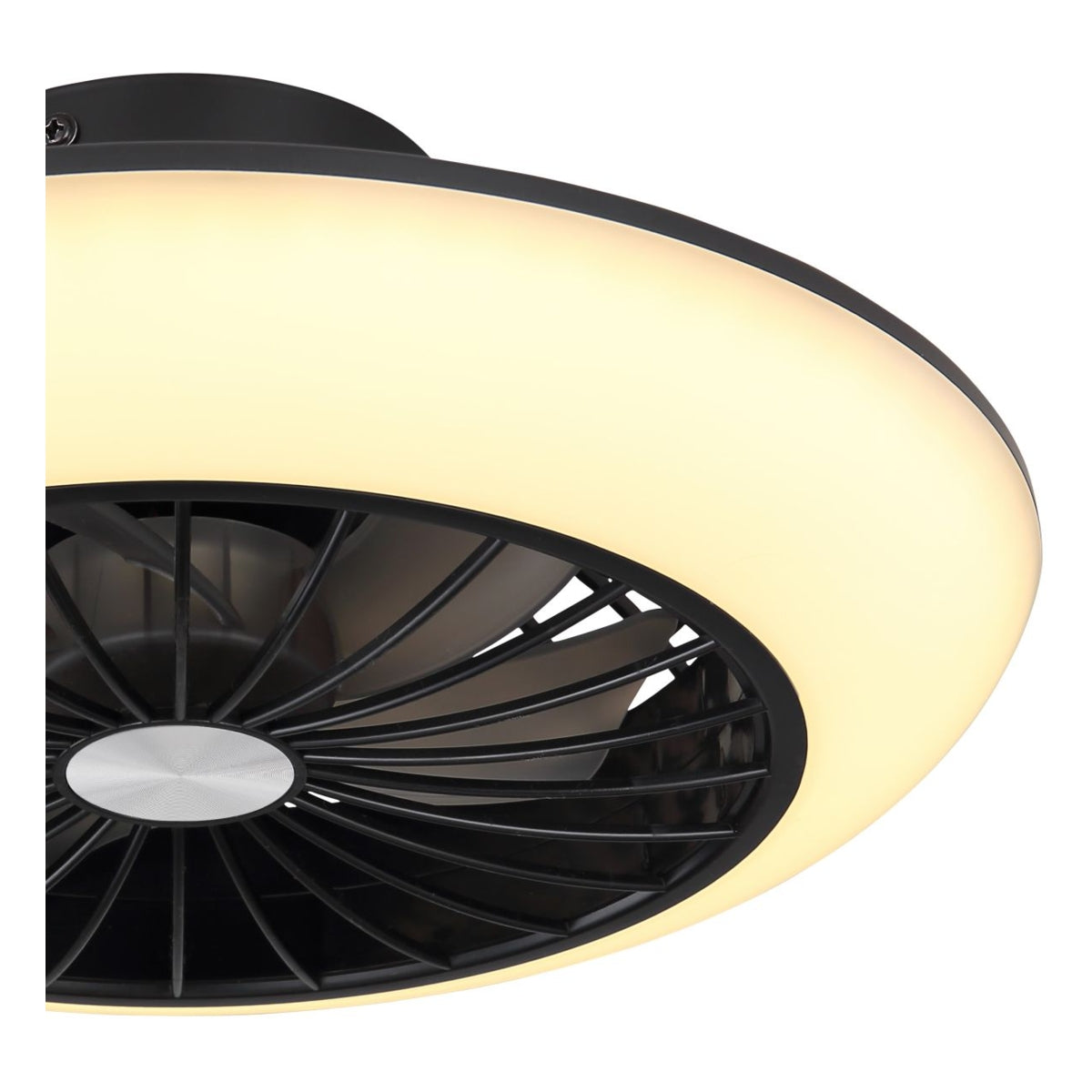 Close-up zijaanzicht van een moderne plafondventilator met geïntegreerde LED-verlichting, zwart design met ronde, matte lichtdiffusor.