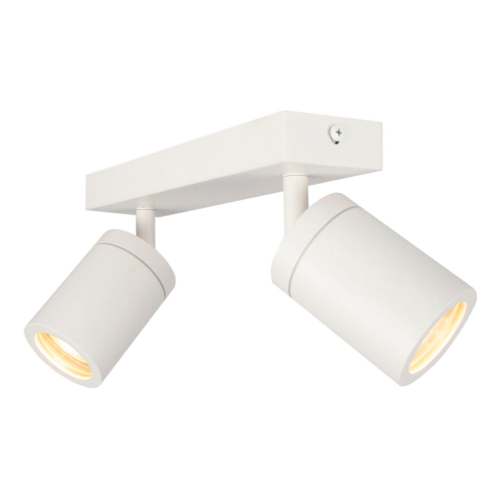 Witte moderne plafondspot met twee verstelbare cilinderlampen, gezien vanuit een schuine onderaanzicht-hoek.