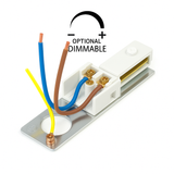 Dimbare 1-fase railverlichting connector met bedrading, bovenaanzicht – witte voedingsconnector met blauwe, bruine en geelgroene draden gemonteerd op metalen plaat, geschikt voor optioneel dimbare 1-fase railverlichtingssystemen.