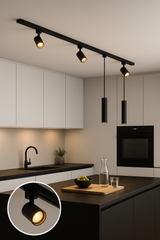 Moderne zwarte railverlichting met verstelbare spots en hanglampen, gemonteerd aan het plafond boven een minimalistische keuken, vooraanzicht met nadruk op functionele en sfeervolle verlichting.
