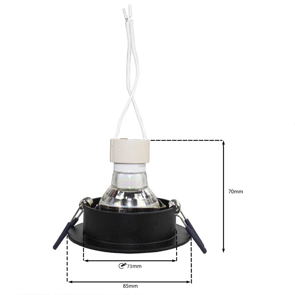 Zwarte GU10 inbouwspot met fitting en veerklemmen, vooraanzicht met afmetingen van 85mm breed en 70mm hoog, geschikt voor plafondmontage.