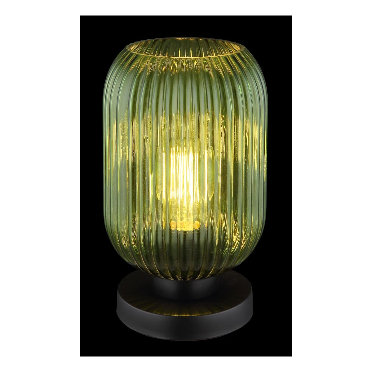 Groen geribbelde glazen tafellamp met zwarte ronde voet, brandend weergegeven in frontaal aanzicht tegen een zwarte achtergrond.