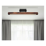 Moderne houten plafondlamp met geïntegreerde LED-verlichting, rechthoekig ontwerp in donkerhout met zwarte plafondbevestiging, frontaal aanzicht in een interieur met gordijnen en raam op de achtergrond.