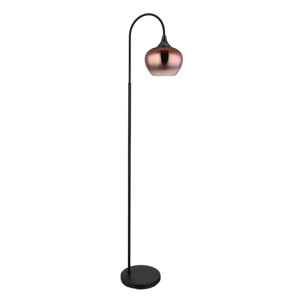 Staande lamp met een gebogen zwart metalen frame en een glanzende koperkleurige kap, gefotografeerd vanuit een recht vooraanzicht tegen een witte achtergrond.