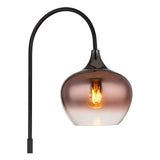 Close-up vooraanzicht van een moderne hanglamp met gebogen zwarte arm, fumé glazen kap en zichtbare filamentlamp, geschikt voor sfeervolle binnenverlichting.