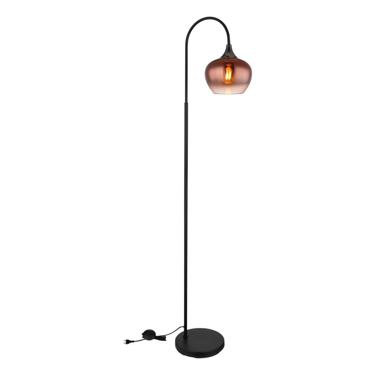 Zwart metalen vloerlamp met gebogen arm en bolvormige rookglas kap met zichtbare filament lamp, volledig zichtbaar van voren tegen een witte achtergrond.