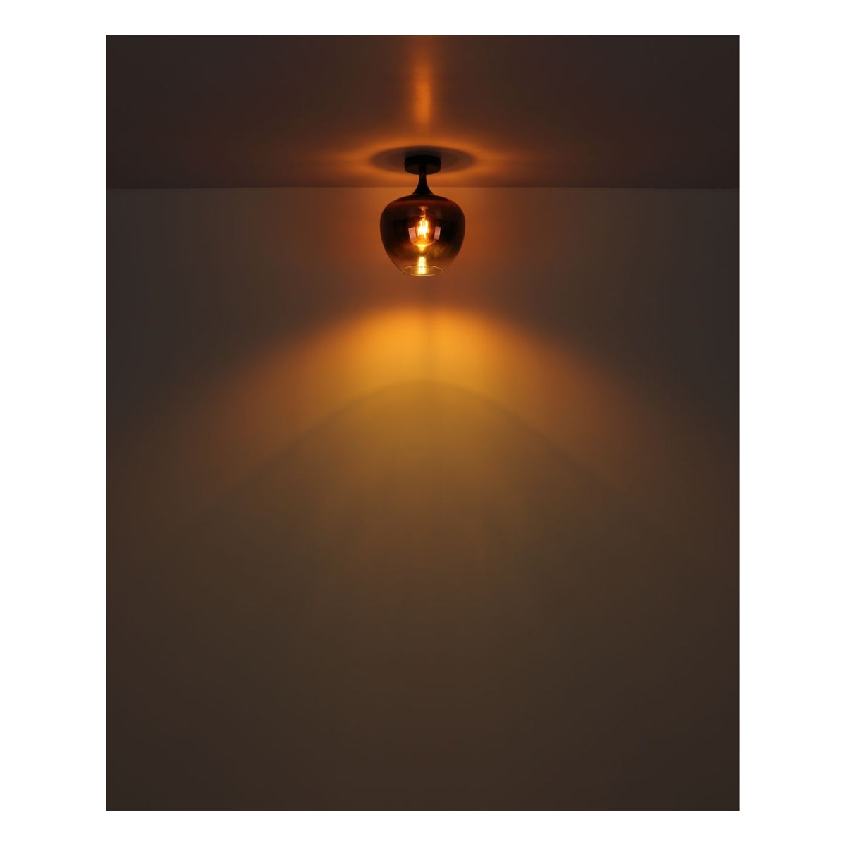 Plafondaanzicht van een brandende koperen plafondlamp met warme sfeerverlichting die een decoratief lichteffect op het plafond en muur creëert.