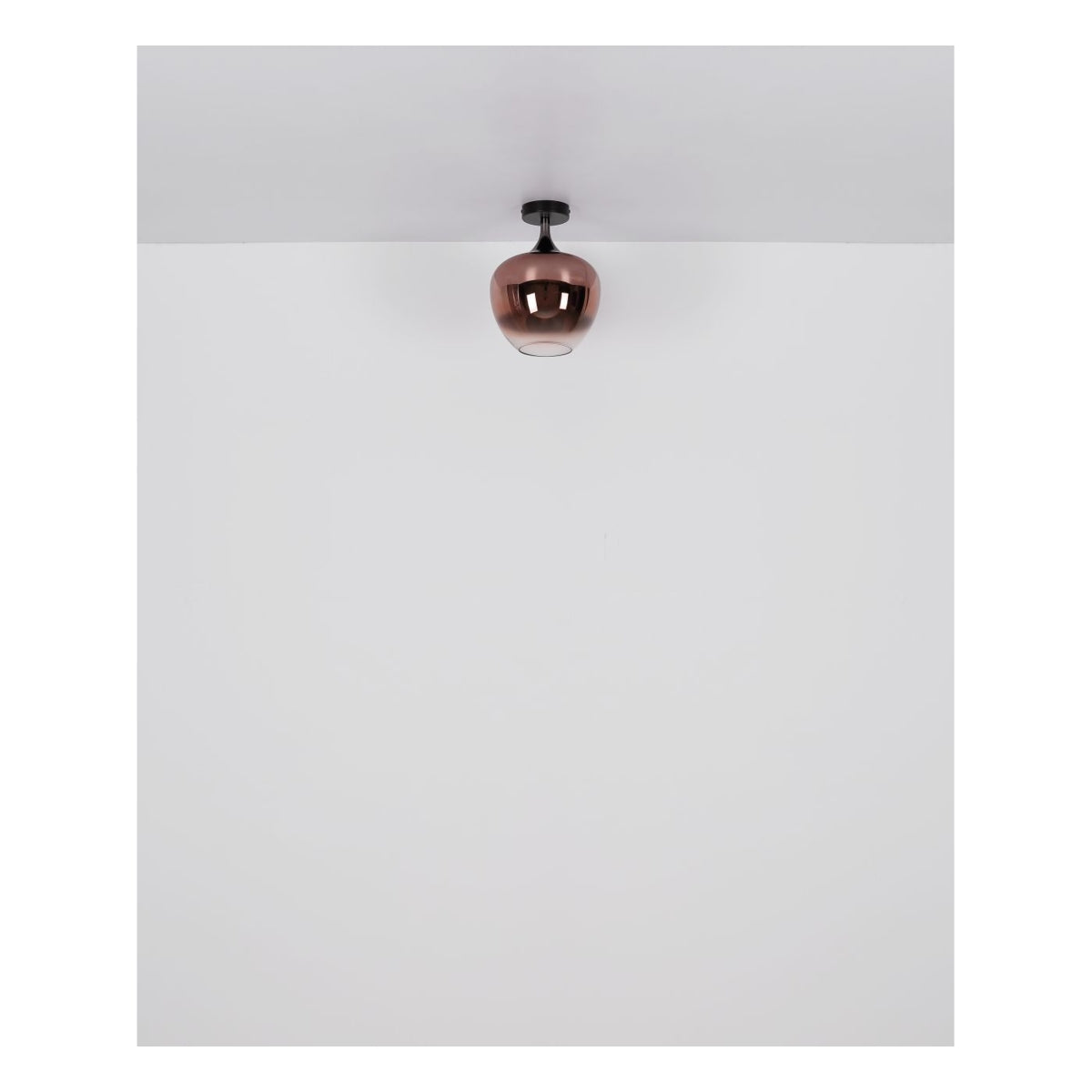 Modern koperen plafondlamp met glanzende afwerking, onderaanzicht tegen een witte achtergrond.