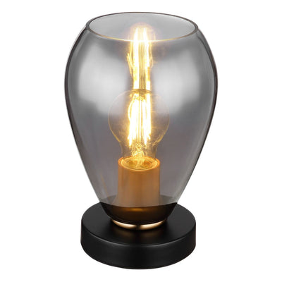 Moderne tafellamp met glazen kap en zichtbare filament LED lamp, gefotografeerd in frontaal aanzicht op een witte achtergrond.