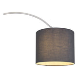 Zijaanzicht van een moderne hanglamp met gebogen metalen arm en cilindervormige donkere stoffen kap, geschikt voor eigentijdse interieurs.