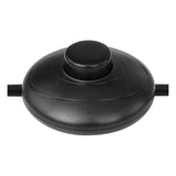 Zwarte ronde voetschakelaar voor lampen, bovenaanzicht met duidelijk zichtbare ronde knop en aansluitende kabels aan beide zijden.