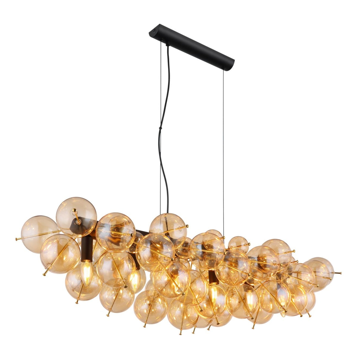 Hanglamp met moderne designstijl, bestaande uit tientallen amberkleurige glazen bollen in een clusteropstelling, bevestigd aan een zwarte rechthoekige plafondplaat, afgebeeld in een diagonaal zijaanzicht.