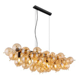 Hanglamp met moderne designstijl, bestaande uit tientallen amberkleurige glazen bollen in een clusteropstelling, bevestigd aan een zwarte rechthoekige plafondplaat, afgebeeld in een diagonaal zijaanzicht.