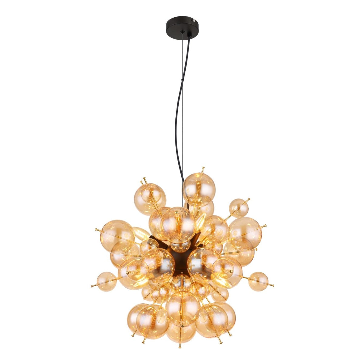 Moderne design hanglamp met amberkleurige glazen bollen in clusteropstelling, gezien vanaf een schuin vooraanzicht tegen een witte achtergrond.