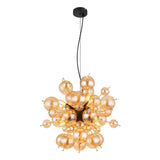 Moderne design hanglamp met amberkleurige glazen bollen in clusteropstelling, gezien vanaf een schuin vooraanzicht tegen een witte achtergrond.