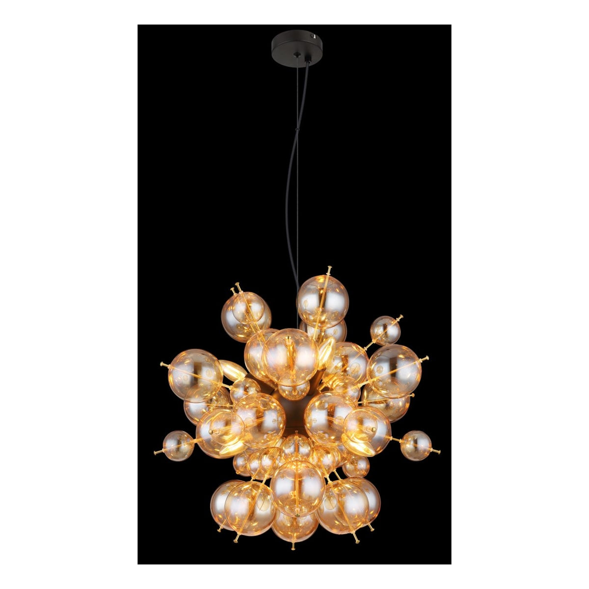 Moderne design hanglamp met meerdere glazen bollen in goudkleurige afwerking, vooraanzicht tegen zwarte achtergrond.
