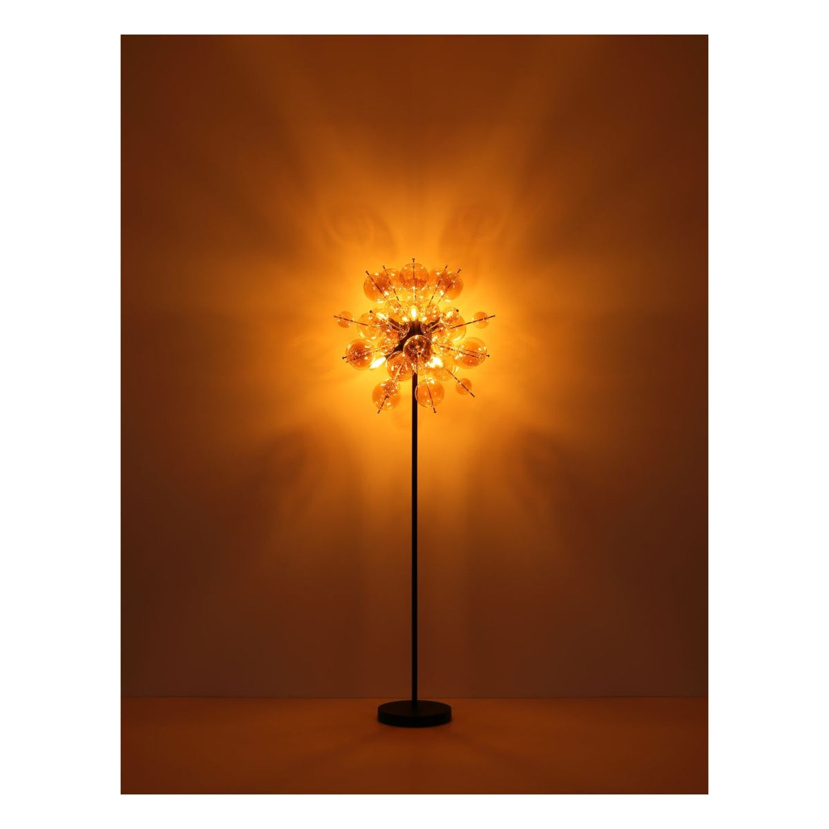 Staande designlamp in bolvorm met warme amberkleurige verlichting, vooraanzicht tegen een donkere achtergrond – moderne sfeerverlichting voor interieurdecoratie.
