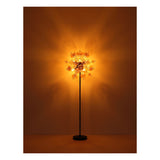 Staande designlamp in bolvorm met warme amberkleurige verlichting, vooraanzicht tegen een donkere achtergrond – moderne sfeerverlichting voor interieurdecoratie.