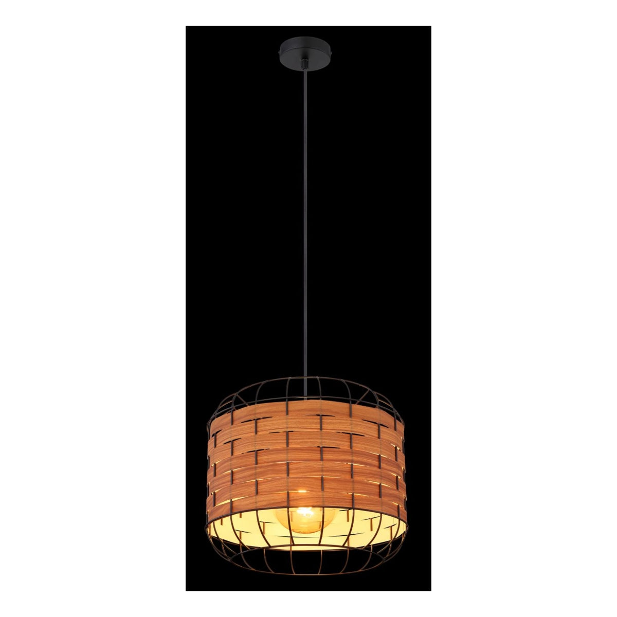 Hanglamp met rond metalen frame en houten lamellen in natuurlijke kleur, zicht van voren met de onderzijde van de lamp duidelijk zichtbaar, hangend aan een zwarte plafondbevestiging.