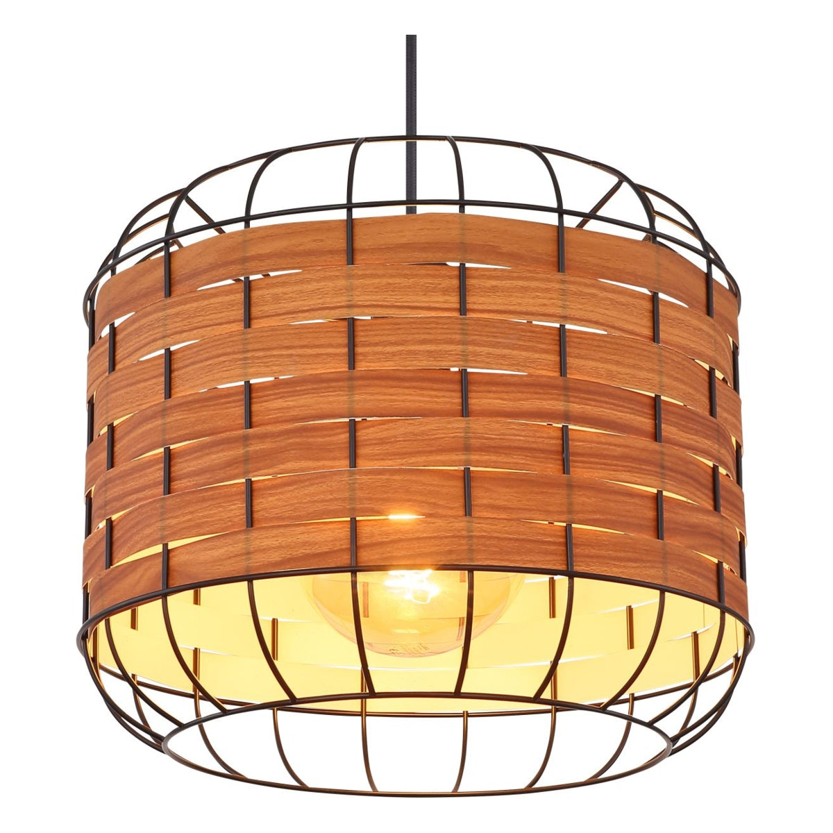 Hanglamp met cilindervormige kap van geweven houtfineer en zwart metalen frame, frontaal aanzicht met zichtbare lichtbron en warme sfeerverlichting.