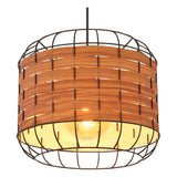 Hanglamp met cilindervormige kap van geweven houtfineer en zwart metalen frame, frontaal aanzicht met zichtbare lichtbron en warme sfeerverlichting.
