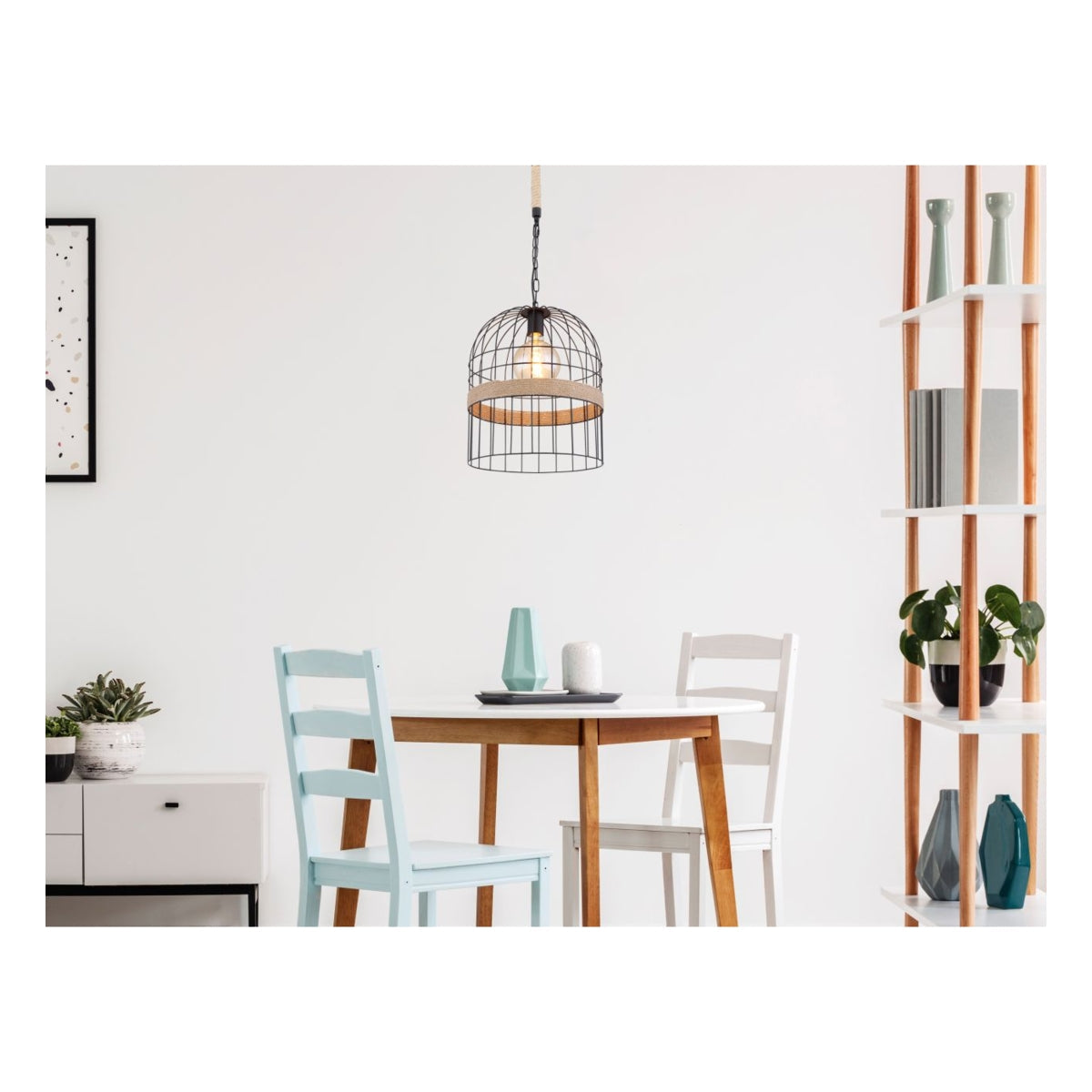 Industriële hanglamp met metalen kooi en houten accent, frontaal aanzicht boven een ronde eettafel in een modern interieur.