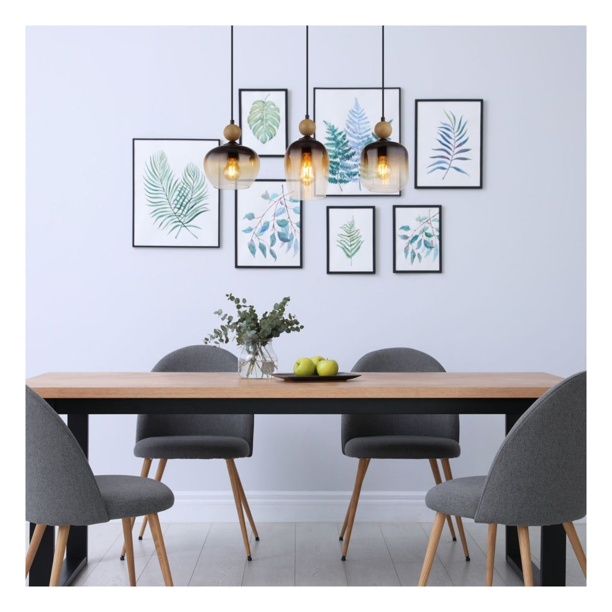 Moderne eettafelset met houten tafelblad, zwarte metalen poten en vier grijze eetkamerstoelen met houten poten, frontaal aanzicht; de set staat in een minimalistisch interieur met botanische wanddecoratie en drie hanglampen.