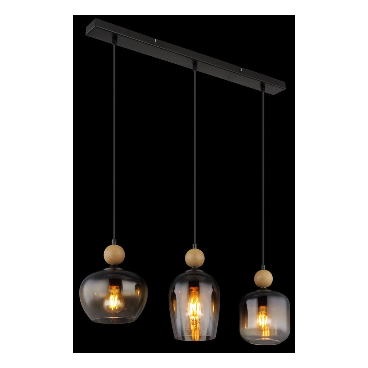 Moderne hanglamp met drie rookglas lampenkappen, zwarte ophanging en houten accenten, vooraanzicht tegen zwarte achtergrond.