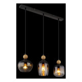 Moderne hanglamp met drie rookglas lampenkappen, zwarte ophanging en houten accenten, vooraanzicht tegen zwarte achtergrond.