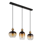 Hanglamp met drie glazen kappen in amberkleurige gradient, bevestigd aan een zwarte plafondstrip met houten accenten – vooraanzicht.