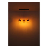 Hanglamp met drie amberkleurige glazen kappen en warm licht, frontaal aanzicht tegen een neutrale muur.