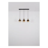 Hanglamp Trio Amber Glass – vooraanzicht van moderne hanglamp met drie amberkleurige glazen lampenkappen aan zwarte snoeren, gemonteerd aan een rechthoekige plafondplaat.