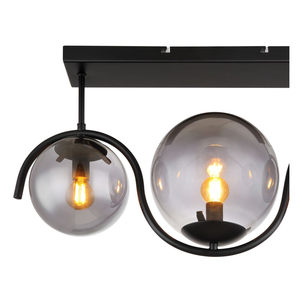 Close-up vooraanzicht van een moderne plafondlamp met twee glazen rookgrijze bollen en zwarte metalen armatuur, waarin zichtbare filamentlampen warm licht uitstralen.