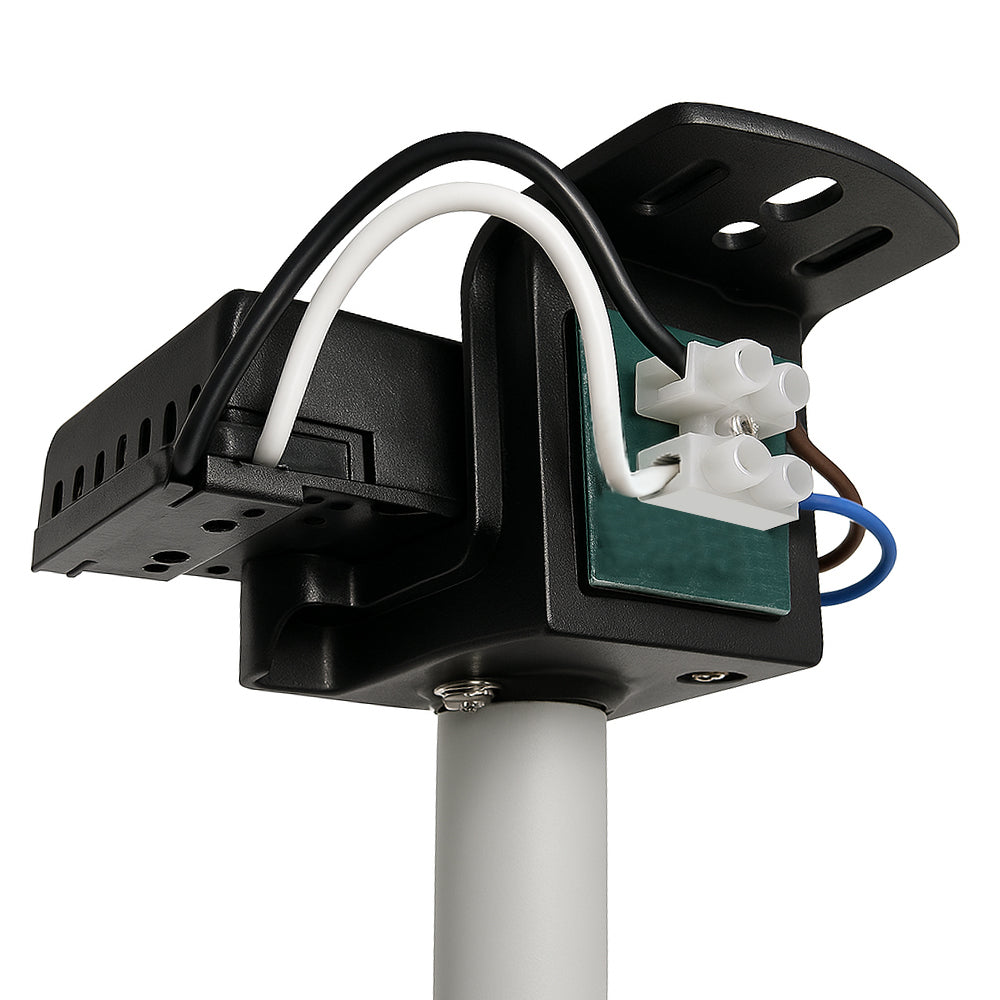 Detailaanzicht van de aansluitzijde van een elektrische buitenlamp montagevoet met bevestigingsplaat en bedrading, inclusief zwarte, witte, bruine en blauwe elektrische draden met kroonsteenconnector.