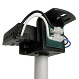 Detailaanzicht van de aansluitzijde van een elektrische buitenlamp montagevoet met bevestigingsplaat en bedrading, inclusief zwarte, witte, bruine en blauwe elektrische draden met kroonsteenconnector.