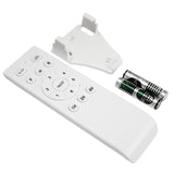 Afstandsbediening voor plafondventilator met wandhouder en batterijen, bovenaanzicht van volledige set met duidelijke weergave van knoppen en accessoires.