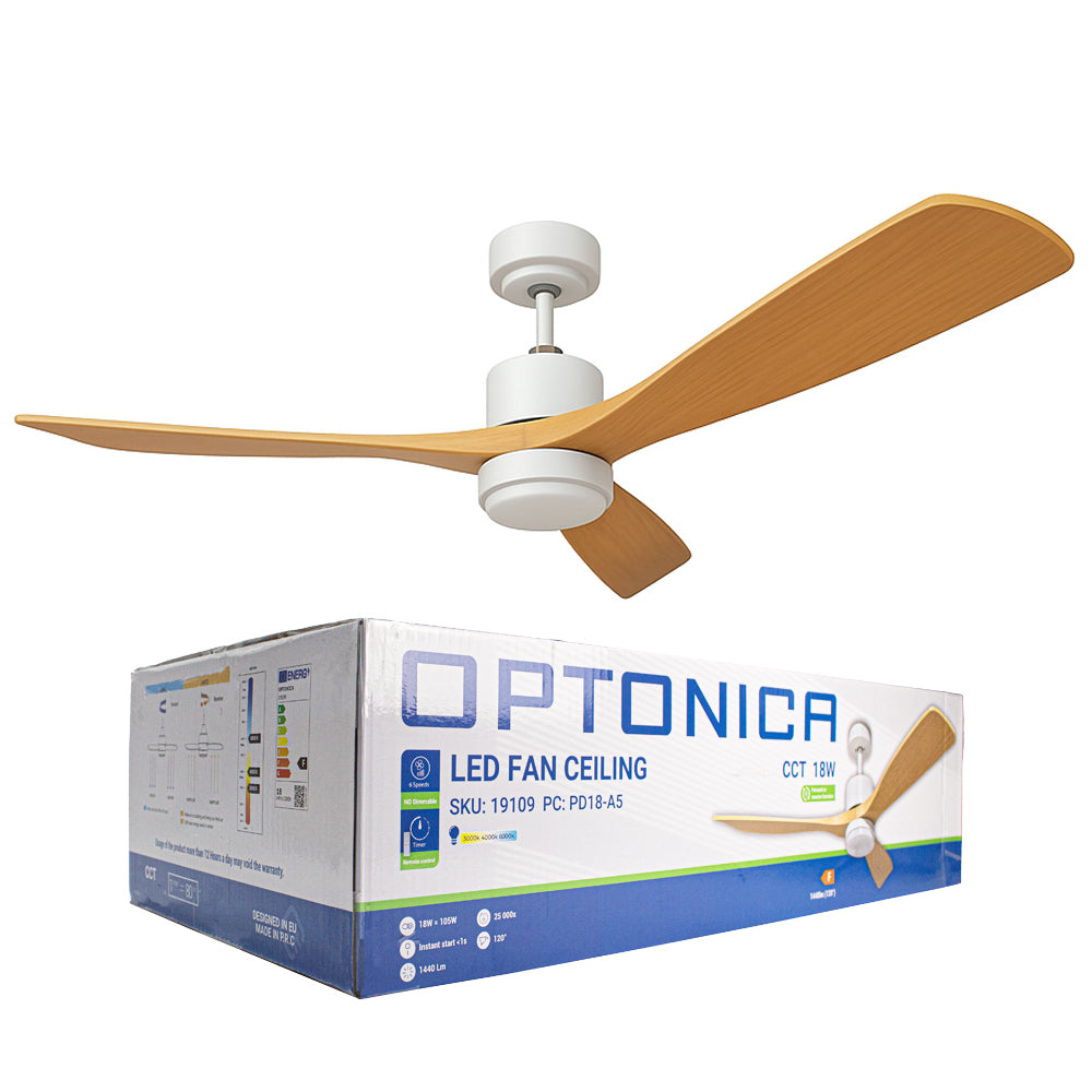 Optonica LED plafondventilator met houten bladen en geïntegreerde LED-verlichting, schuin vooraanzicht van de gemonteerde ventilator en productverpakking.