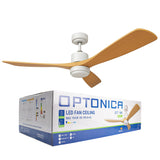 Optonica LED plafondventilator met houten bladen en geïntegreerde LED-verlichting, schuin vooraanzicht van de gemonteerde ventilator en productverpakking.