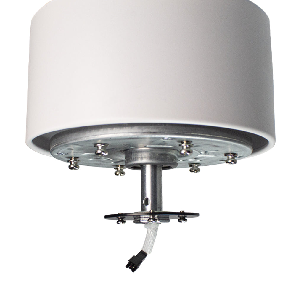 Onderzijde van een witte plafondlamp met metalen montageplaat en zichtbare bedrading voor elektrische aansluiting.