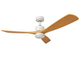 Plafondventilator met drie houtkleurige bladen en een moderne witte motorbehuizing, schuin van onderen gefotografeerd tegen een witte achtergrond.