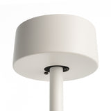 Close-up onderaanzicht van een moderne witte plafondkap voor een hanglamp, met strakke afwerking en minimalistisch design.