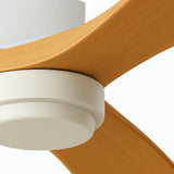 Detailaanzicht van een moderne plafondventilator met licht, met houten bladen en een witte, matte behuizing.