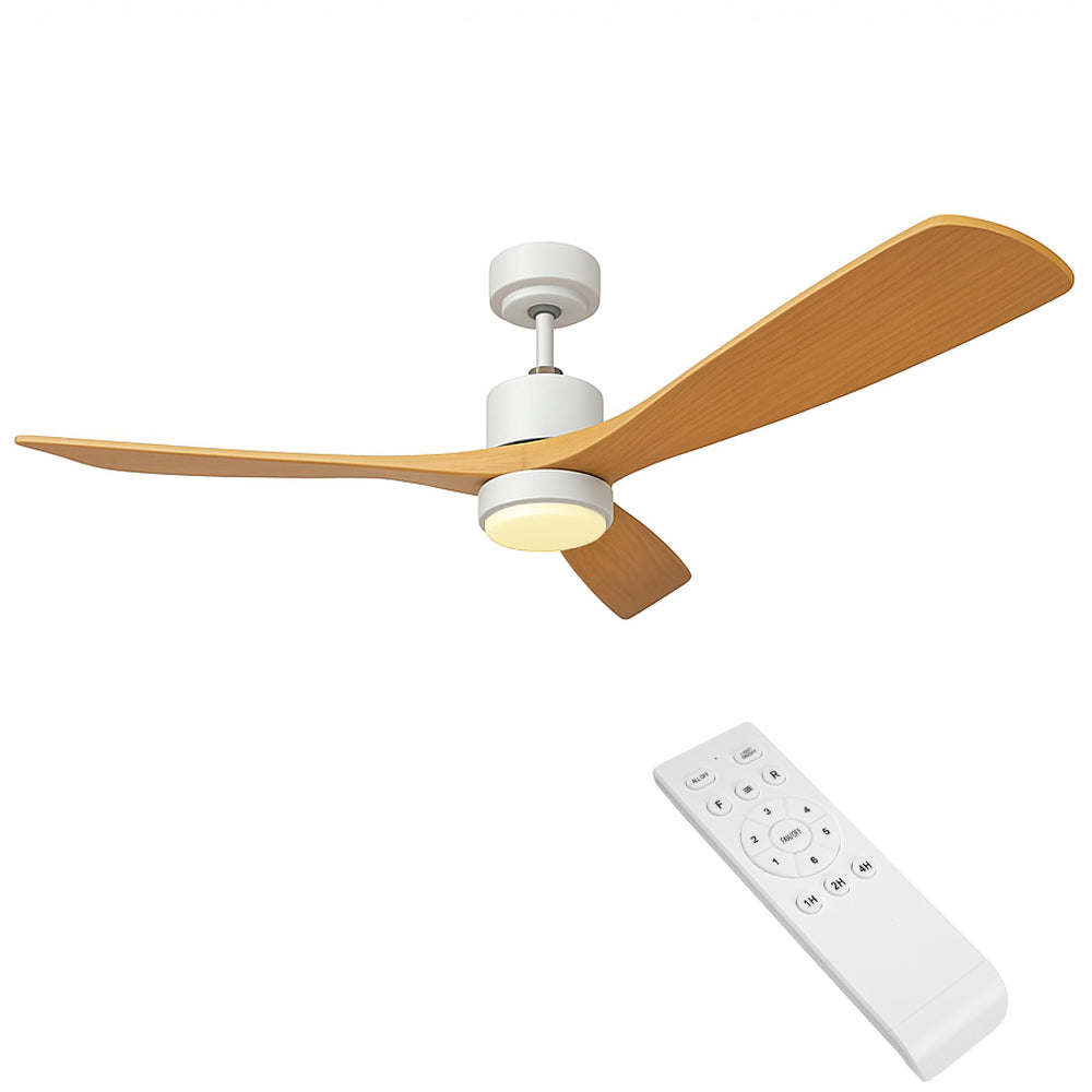 Plafondventilator met houten bladen en geïntegreerde LED-verlichting, inclusief afstandsbediening, schuin vanonder gezien tegen een witte achtergrond.