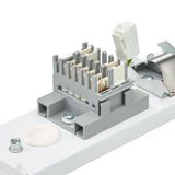 Close-up zijaanzicht van een Philips elektrische connector met genummerde aansluitpunten en gemonteerde bedrading, onderdeel van een verlichtingsarmatuur.