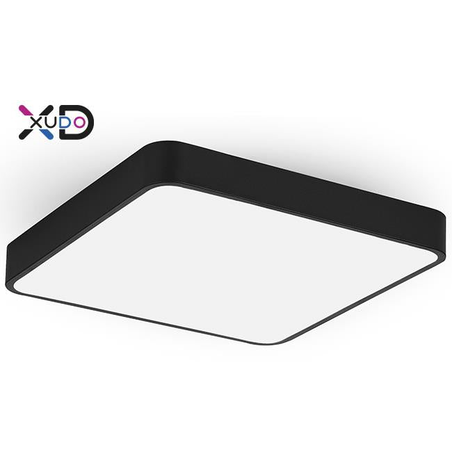 Zwarte vierkante LED plafonnière van XUDO, modern design, vanuit een schuin perspectief van onderen gefotografeerd tegen een witte achtergrond.