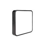 Vierkante zwarte LED wandlamp met opaalwitte diffuser, schuin vooraanzicht op witte achtergrond.