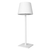 Minimalistische witte tafellamp met conische kap en vierkante voet, vooraanzicht – modern design ideaal voor interieurinrichting.