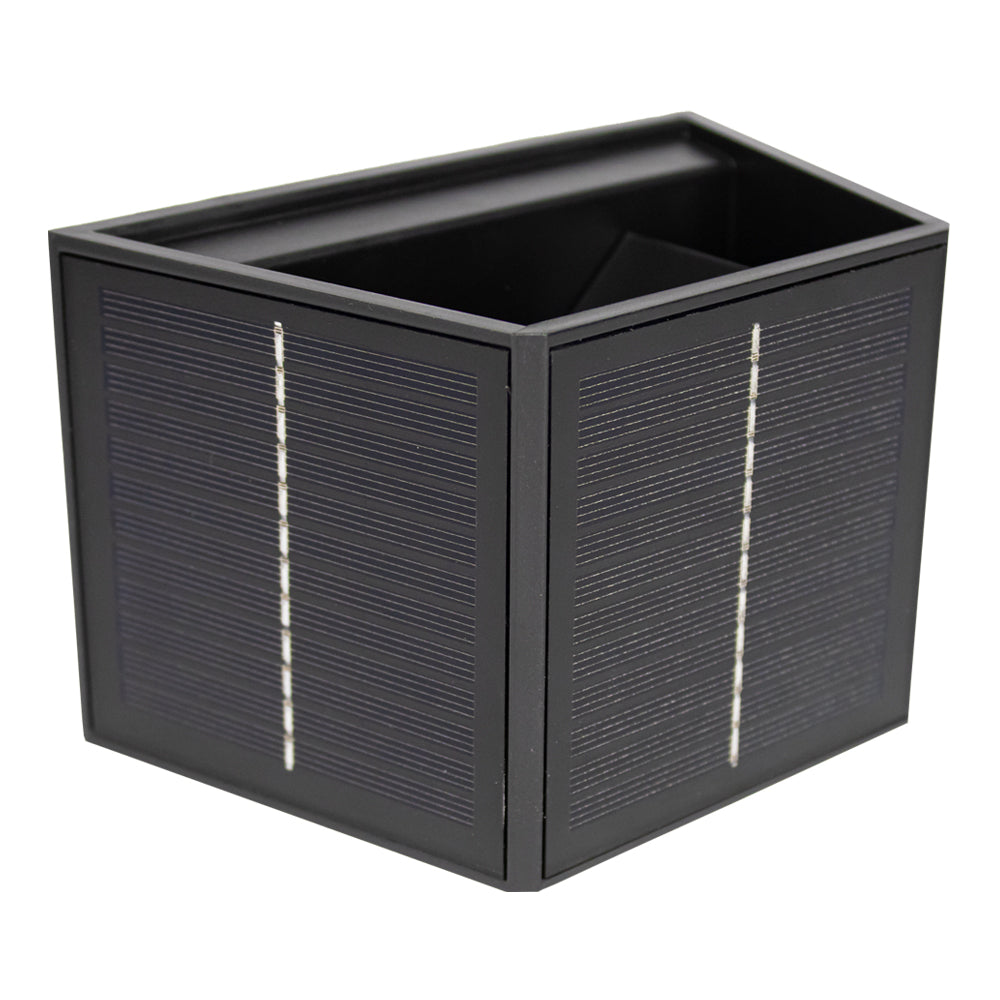 Zwart zonnepaneel plantenbakje in kunststof met twee geïntegreerde zonnecellen, schuin bovenaanzicht.