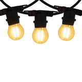 Close-up vooraanzicht van drie warm wit brandende LED filamentlampen aan een zwarte prikkabel, geschikt voor buitenverlichting of sfeervolle tuinverlichting.